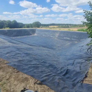 Pusty zbiornik nawadniający w naturze